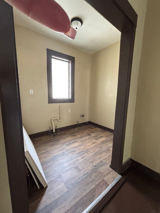 Building Photo - Newly Renovated 4 Bedroom Home