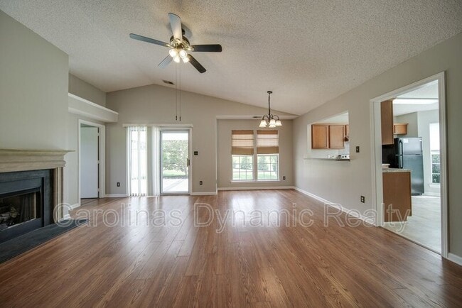 Building Photo - 120 Lantana Dr