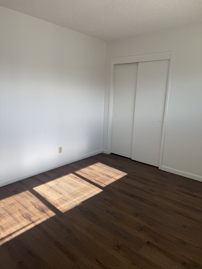 Building Photo - Refreshed Upstairs 2 Bed, 1 Bath Tracy Apa...