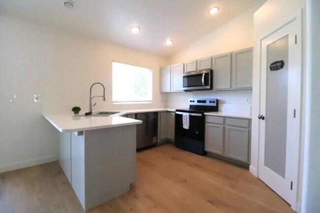 Building Photo - 4BD/3B Nampa Home – Short-Term-6 Month Lease Option!