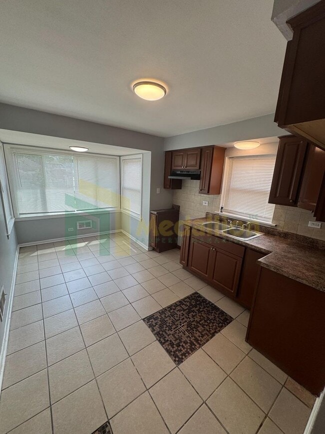 Building Photo - Brick Bungalow 4 bed 2 bath + Bonus area i...