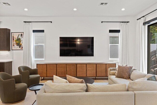 Building Photo - 4533 E Devonshire Ave