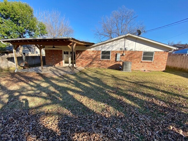 Building Photo - Adorable and Freshly painted Edgecliff Village 3 Bed 2 Bath!!