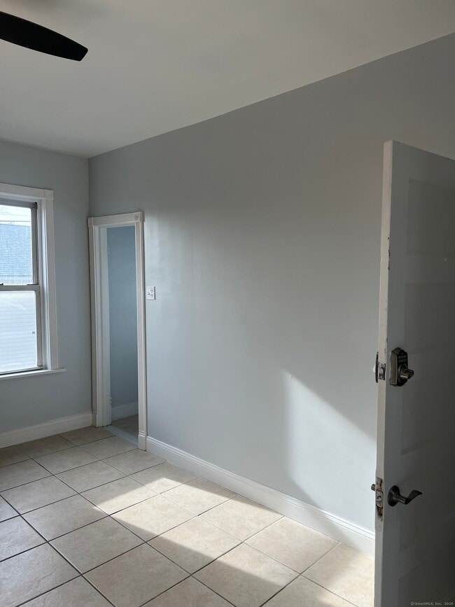 Building Photo - 261 S Cherry St