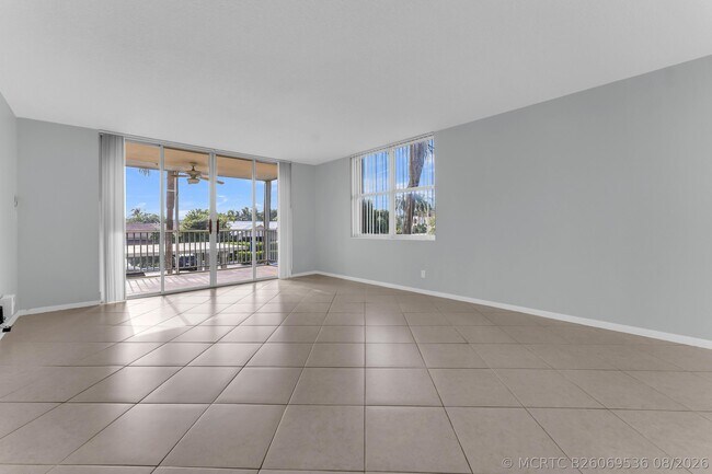 Building Photo - 931 Gardenia Dr