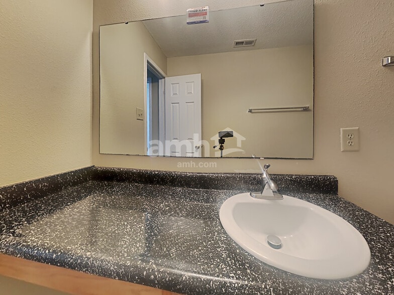 Building Photo - 2957 Seasons Dr