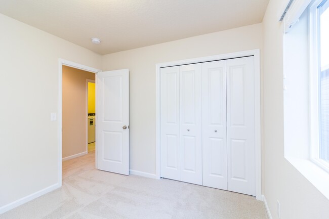 Building Photo - Move In Ready - 5 bedroom 3 Bath Townhome ...