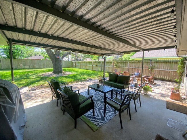 Building Photo - 4111 Hill Oak Dr