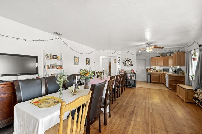 Building Photo - 5004 La Dorna St