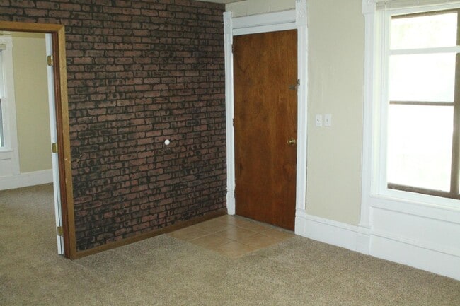 Building Photo - 119 Elm St