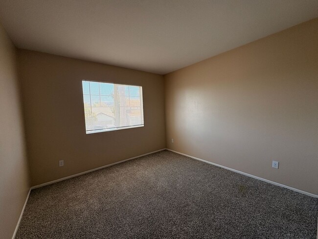 Building Photo - 4 Bed, 2.5 Bath in Riverside!