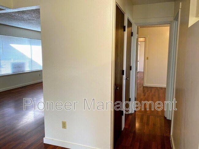 Building Photo - 208 Hawthorne St