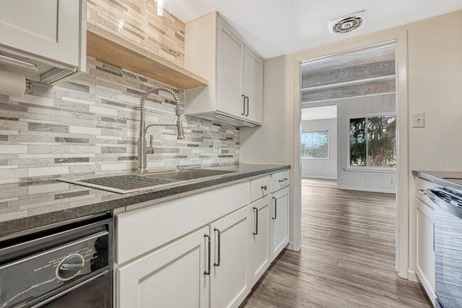 Building Photo - Charming 3-Bed Penthouse Condo in Denver with 2 full bathrooms! – Open Floor Plan *Move in specia...