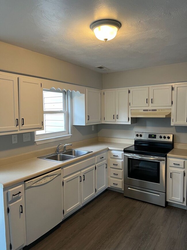 Building Photo - 2 STORY TOWNHOME NEAR THE OCEAN FRONT