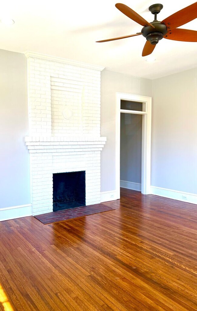 Building Photo - Historic Downtown Hendersonville! Beautifully restored 3 bedroom 2 bath home for rent