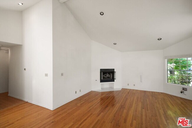 Building Photo - 2534 Wellesley Ave