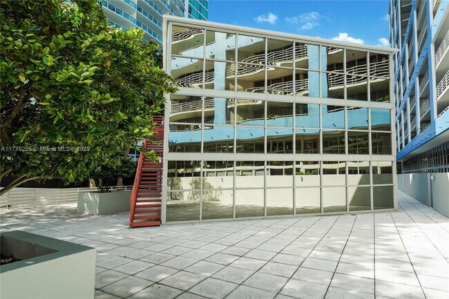 Building Photo - 2025 Brickell Ave