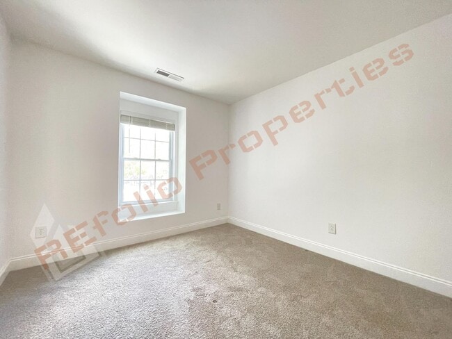 Building Photo - Beautiful 2 Story 3 Bedroom 2.5 Bath Townh...