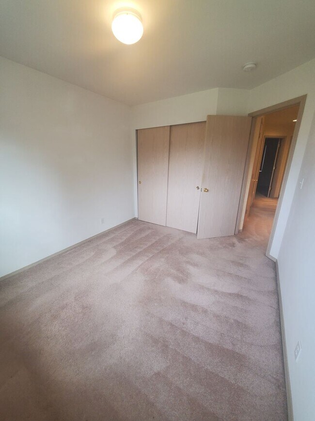Building Photo - Bright 4BD/2.5BTH Lynnwood Home with Vault...