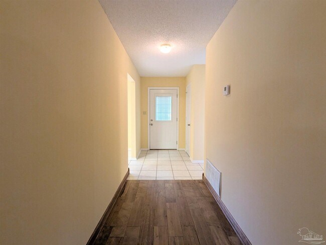Building Photo - 512 Quail Nest Ln