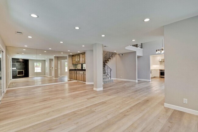 Building Photo - Beautiful and spacious 3 bedroom 2.5 bath ...