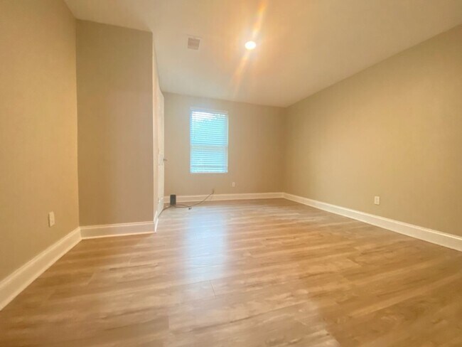 Building Photo - Cute, Quiet and Cozy - minutes away from M...