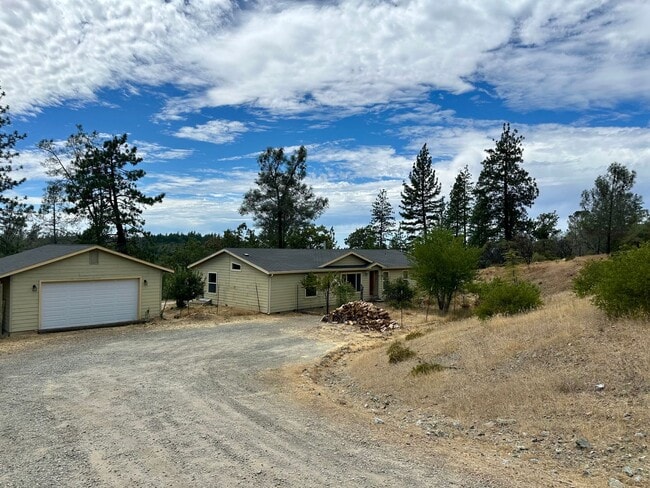 Building Photo - 3 Bedroom 2 Bath nestled in Grass Valley