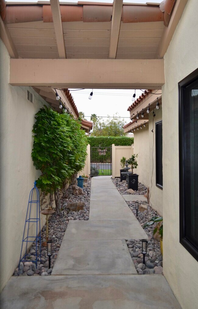 Building Photo - 177 Las Lomas