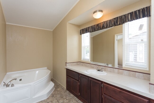 Building Photo - 15818 Country Way
