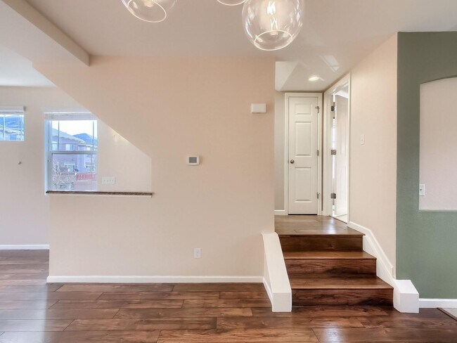 Building Photo - 2 Bedroom Townhome in Denver