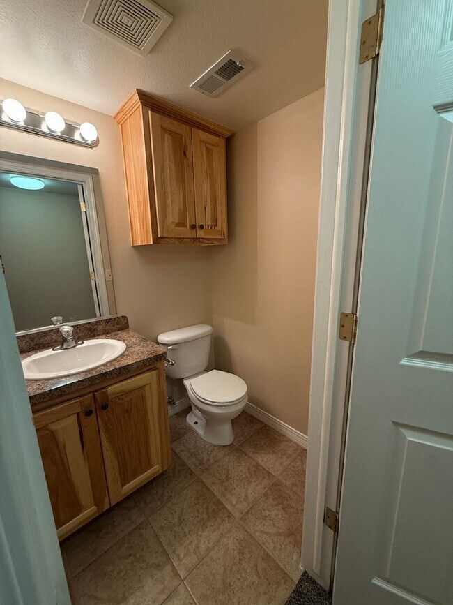 Building Photo - 460 Center St