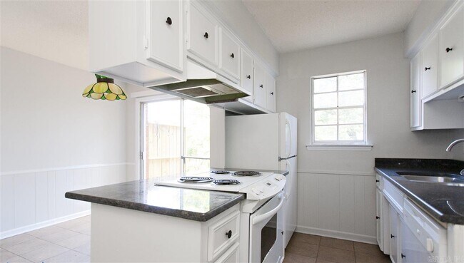 Building Photo - 1713 Sanford Dr