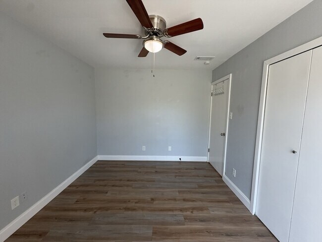 Building Photo - 8917 Vernon Dr