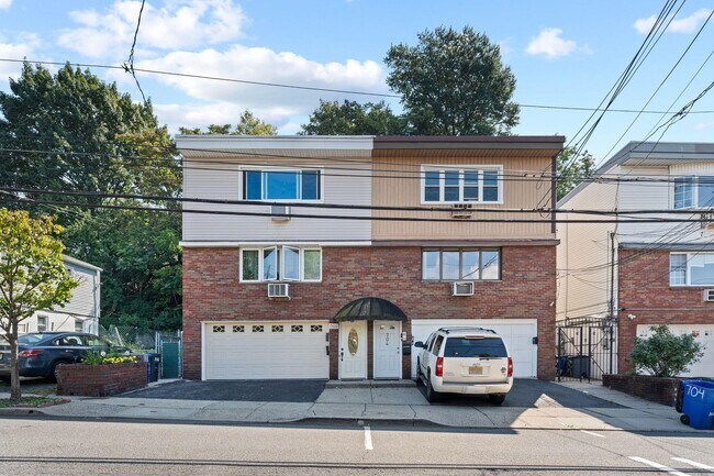 Building Photo - 706 Liberty Ave