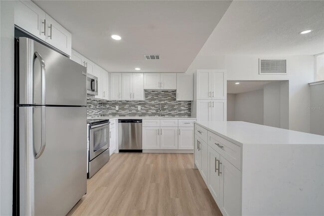 Building Photo - 2303 Bonneville Dr