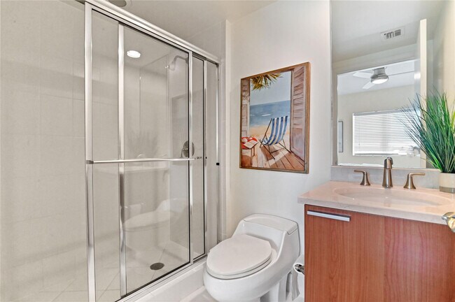 Building Photo - 2650 Lake Shore Dr