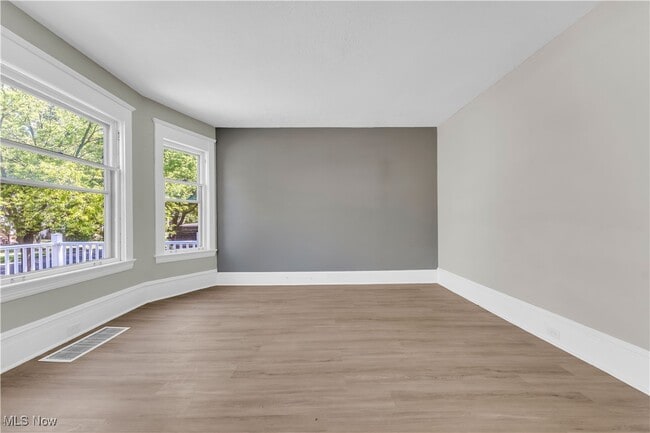Building Photo - 1344 E 112th St