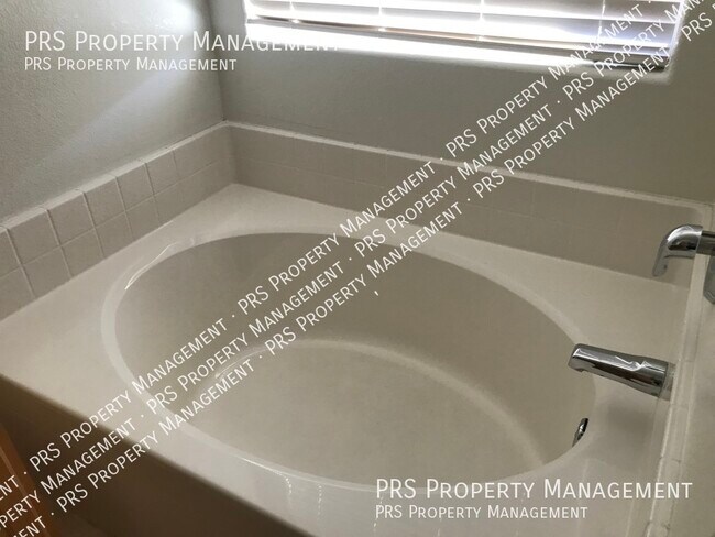 Building Photo - 4135 E Bellerive Dr