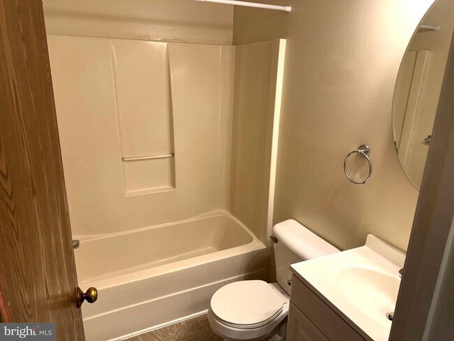 Building Photo - 307 Willowbrook Ct