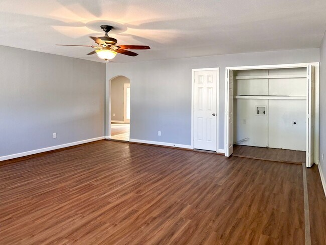 Building Photo - 3 Bedroom / 2 Bath