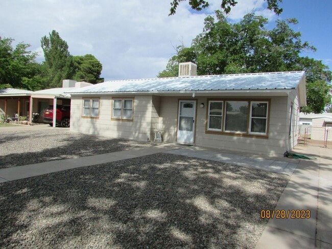 Building Photo - $900 3 Bedroom/1 Bath Spacious Home, Located in a desirable neighborhood