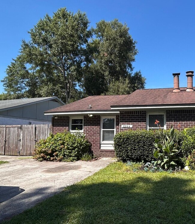 Building Photo - Charming 2 Bedroom Duplex in Ladson