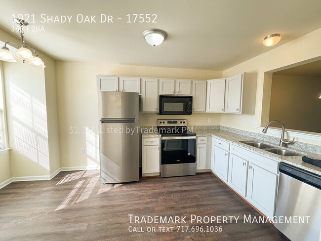 Building Photo - Spacious Row Townhome