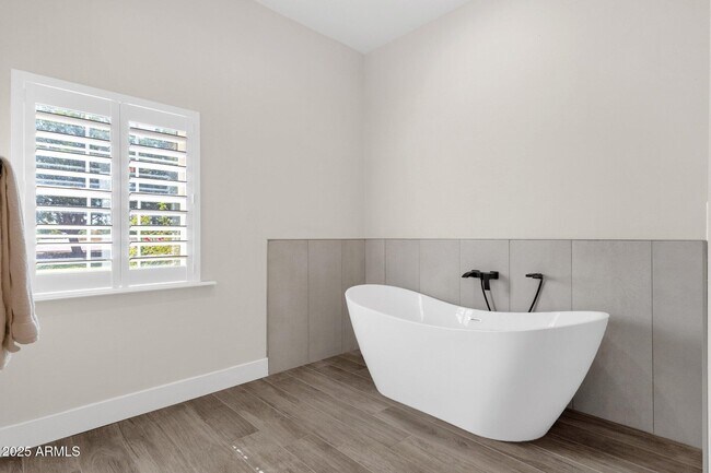 Building Photo - 856 W Quail Cir