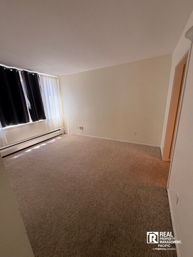 Building Photo - Sunny 2 bedroom in Mark Twain Building
