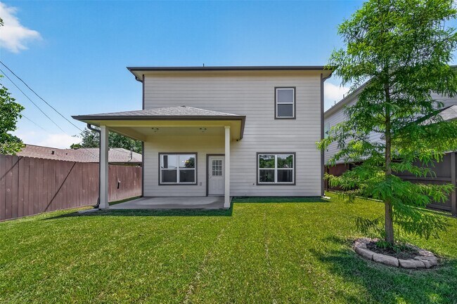 Building Photo - 2211 Silverbonnet St