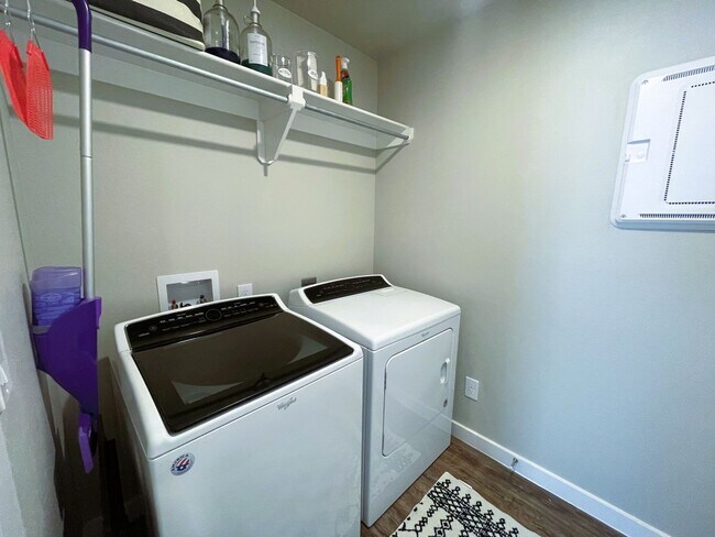 Building Photo - Stunning Two Bedroom Home In Bell Farms!