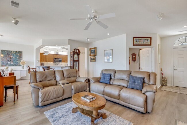 Building Photo - Charming 2 Bed, 2 Bath Rental with Lagoon Views in Sun City!