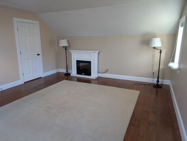 Building Photo - Beautiful 2 Bedroom House