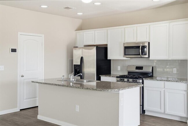 Building Photo - 600 Marimoor Dr